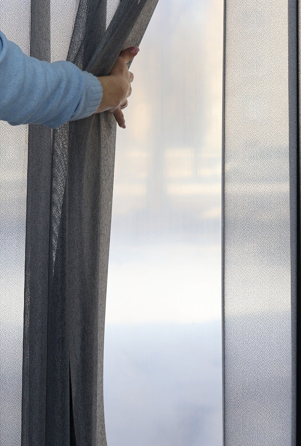 DREAM vertikāla sistēma tumši pelēka melanža krāsa uz loga