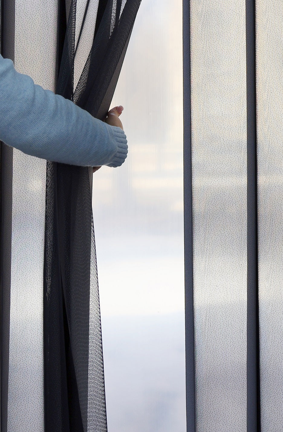 DREAM vertikāla sistēma antracīta krāsa uz loga