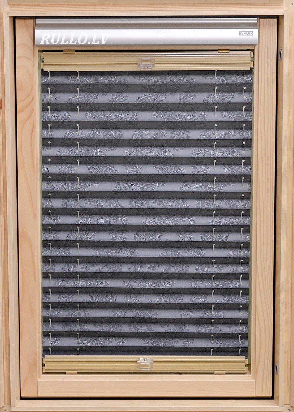 plisētas žalūzijas jumta logiem JAIPUR pelēks tonis ar rakstu