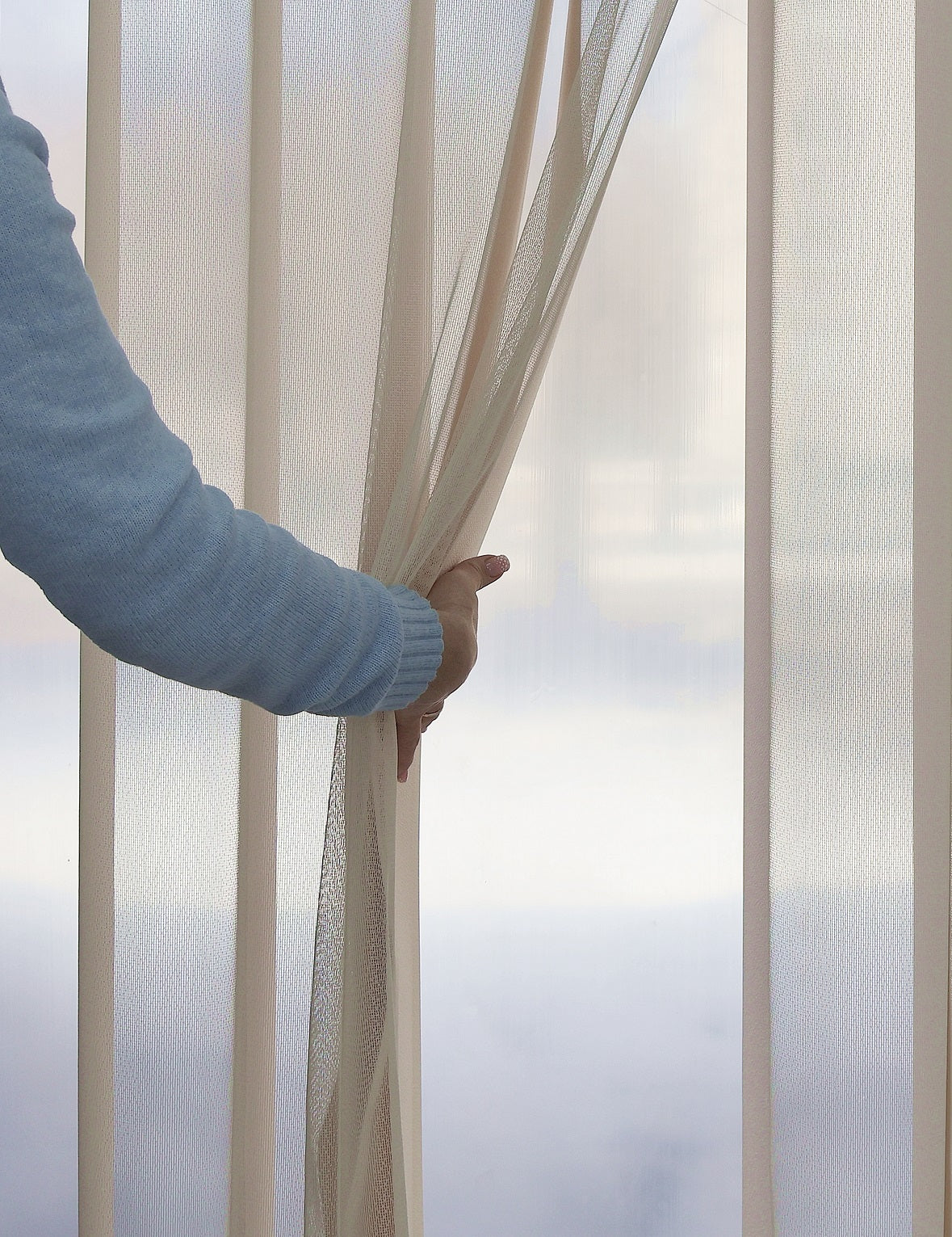 DREAM vertikāla sistēma pelēk-bēša krāsa uz loga