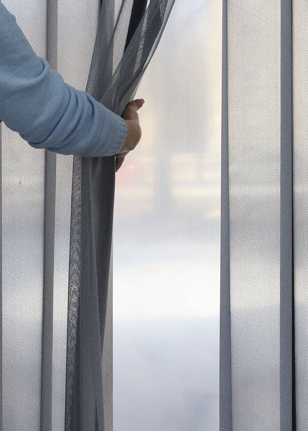 DREAM vertikāla sistēma pelēka melanža krāsa uz loga